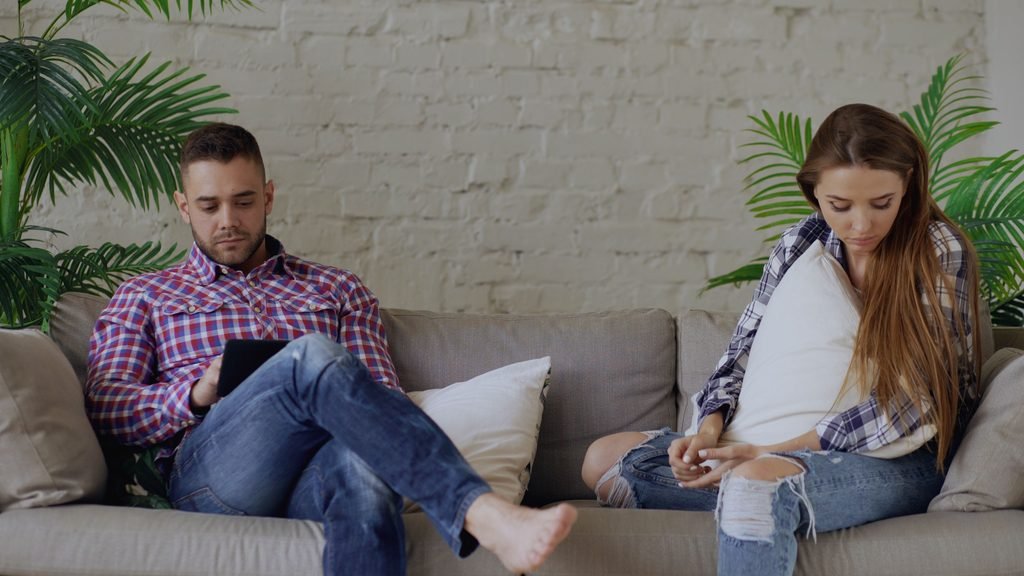 couple showing emotional distance signs of emotionally unavailable man