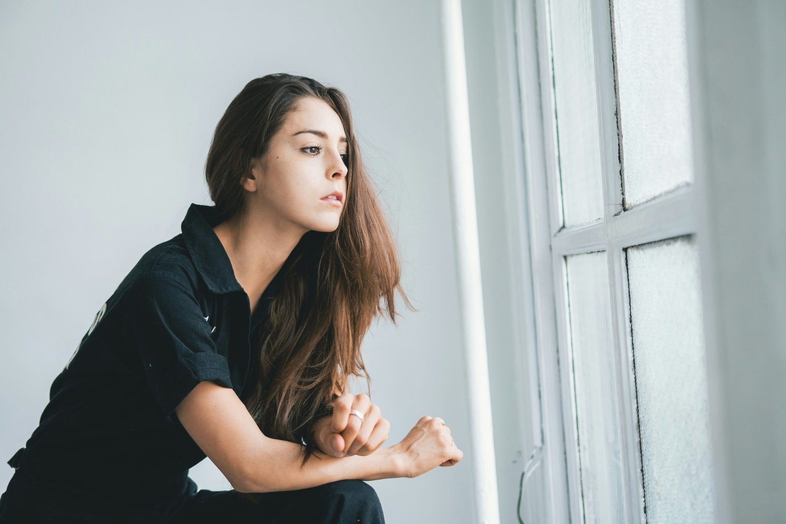 Woman wondering why she attracts emotionally unavailable men